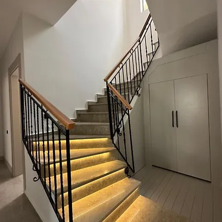 Luxury W 5 Bedrooms / 5 Bathrooms