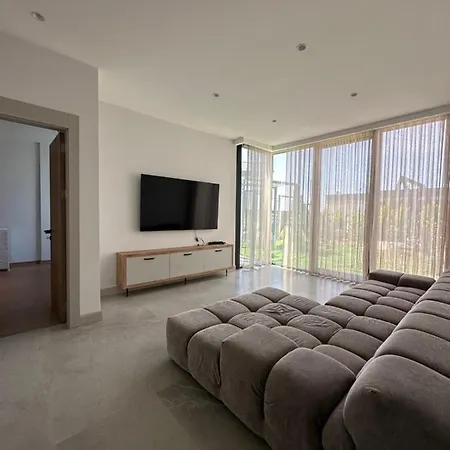Luxury W 5 Bedrooms / 5 Bathrooms 别墅 *