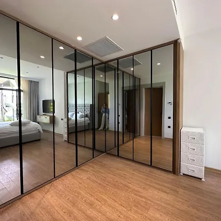 Luxury W 5 Bedrooms / 5 Bathrooms 别墅 *