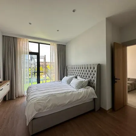 Luxury W 5 Bedrooms / 5 Bathrooms *
