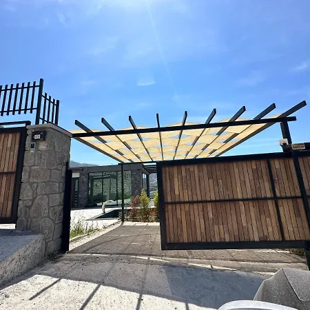 Luxury W 5 Bedrooms / 5 Bathrooms *