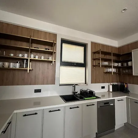 Luxury W 5 Bedrooms / 5 Bathrooms Villa *
